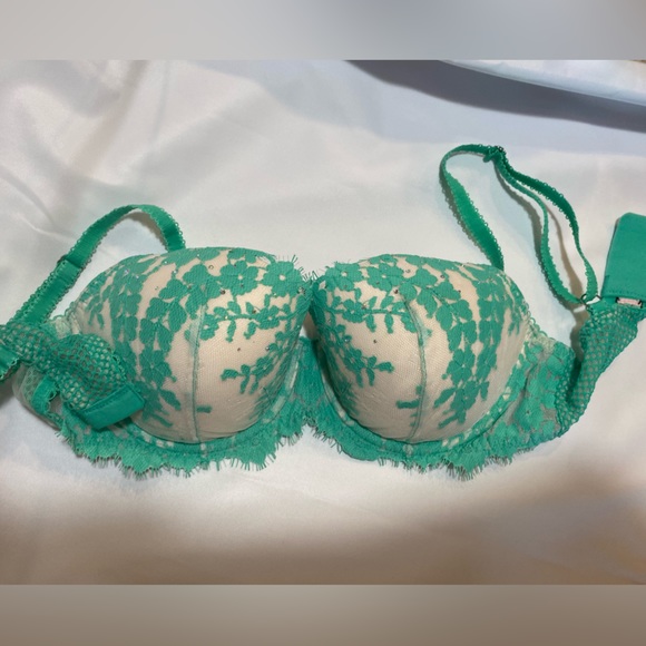 VS bras worn once or new, one is with tags the rest are without tags. - Picture 2 of 7